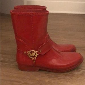 MK Michael Kors Fulton Harness Rain Boot (short)